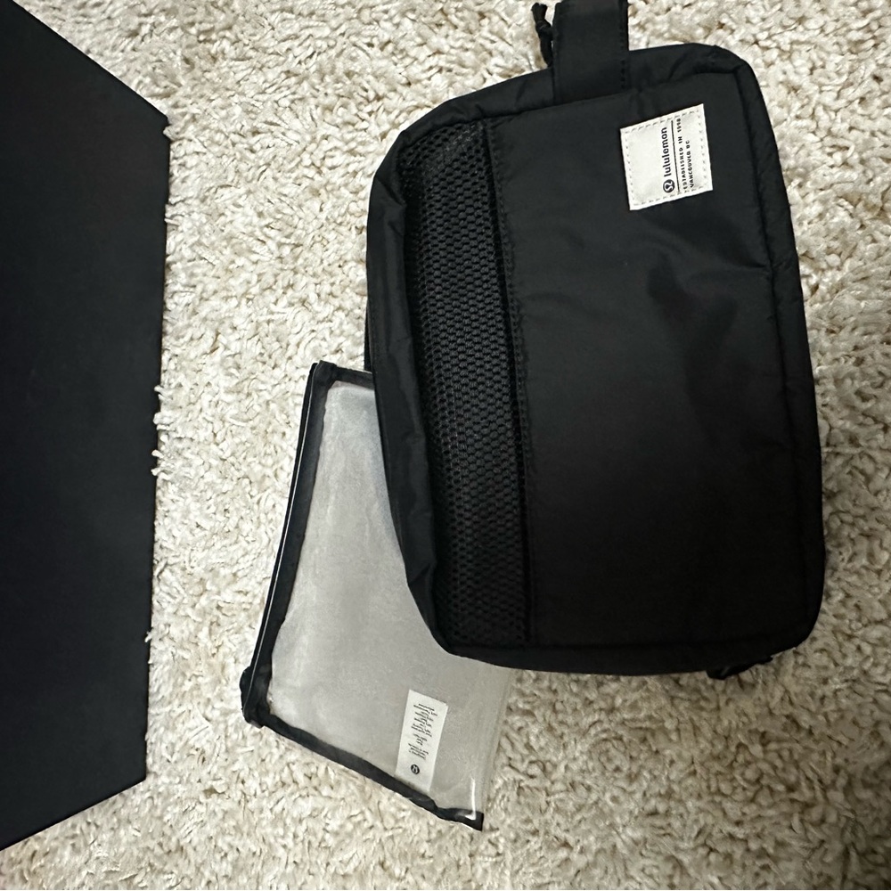 Lululemon Patch Logo Travel Kit - Picture 4 of 6